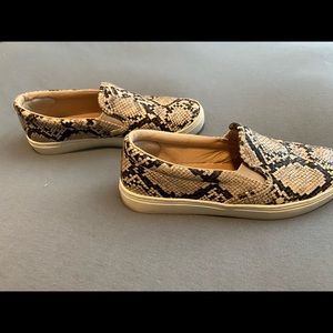 Size 6 old Navy Slide Ons